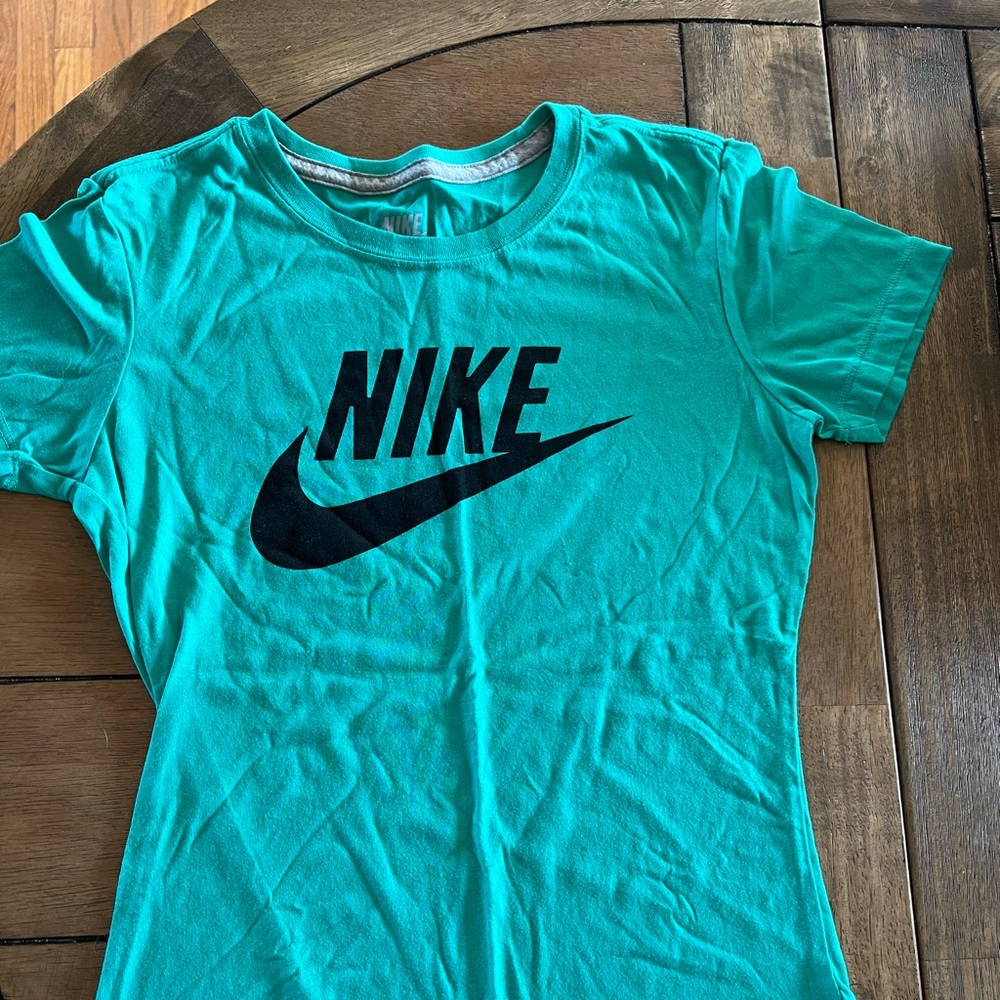 Nike womens tshirt - slim fit- Size Small